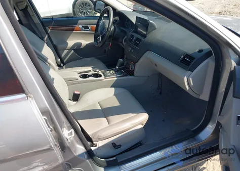 2008 Mercedes-Benz C 300 Luxury/Sport z USA, uszkodzony, nr VIN WDDGF54X68F046643